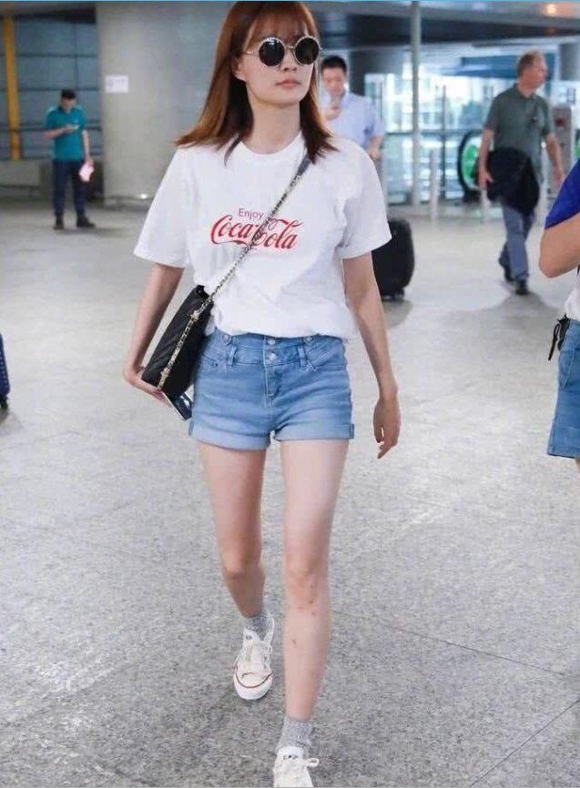 徐璐亮相，打扮小清新，网友:高级的漫画腿，活该你得瑟