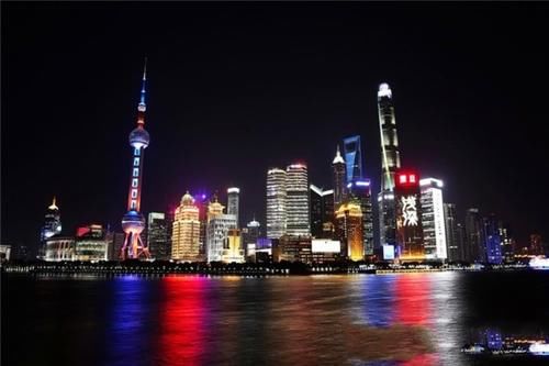 上海外滩和成都九眼桥的夜景，哪一个更吸引人？哪一个更有魅力？