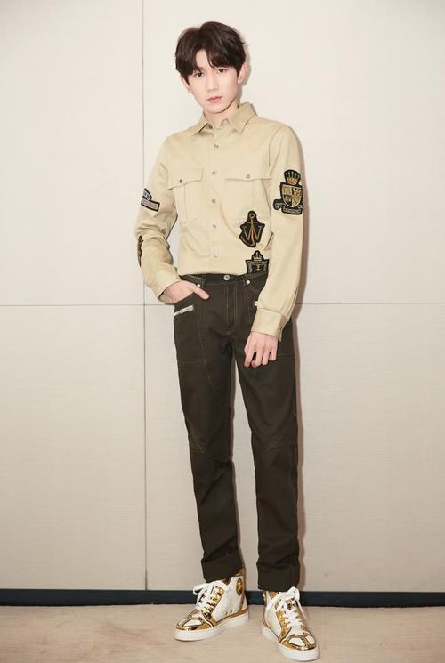 王源真是绝了，裤子安一条拉链给腿毛呼吸，一边有一边咋没有？