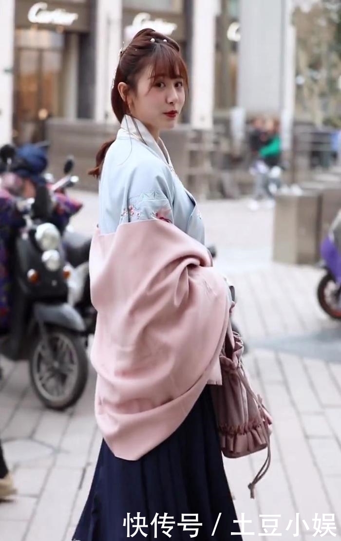  「女人味」街拍：一身汉服打扮，清纯中带着几分女人味，绽放十足的魅力