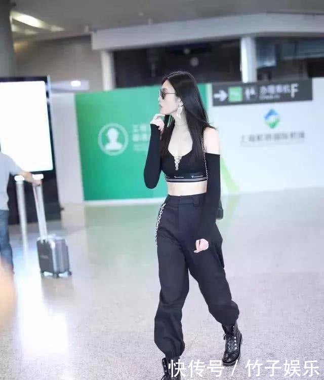奚梦瑶机场三套服装秀出超模身材，而这双三次都穿的马丁靴要火？