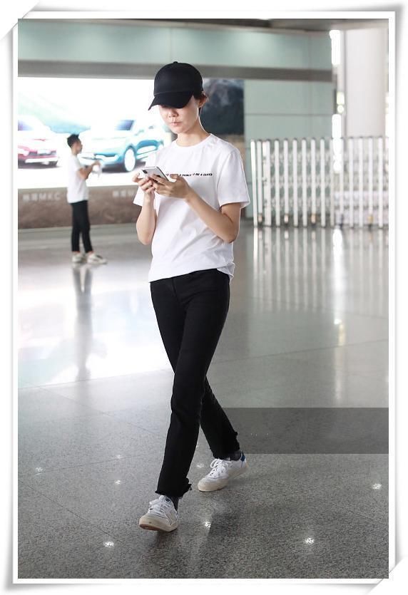 36岁车晓素颜现机场，孤身一人无人识，网友：昔日阔太变路人！