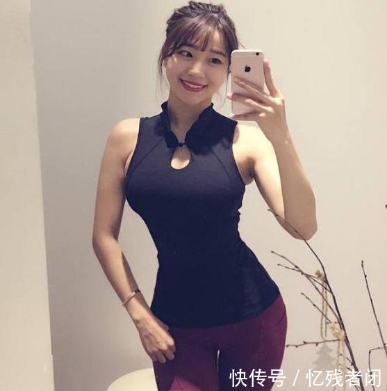 「 底裤」尽显女神的甜美感,魅力出众!,路人街拍:靓丽挺拔的打底裤美女