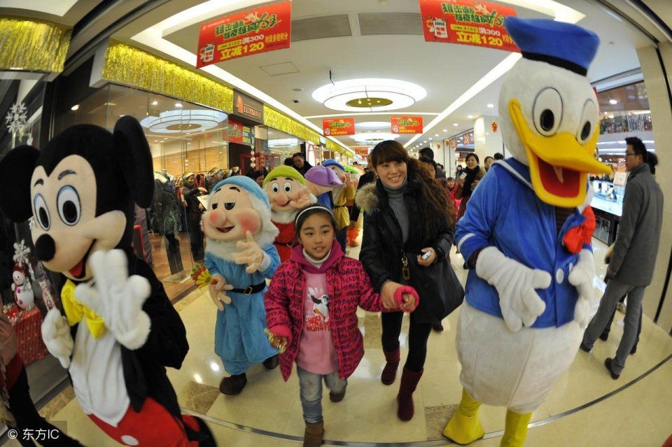 这东西在我国出口卖5毛，被包装后卖到5万，中国游客疯狂抢购