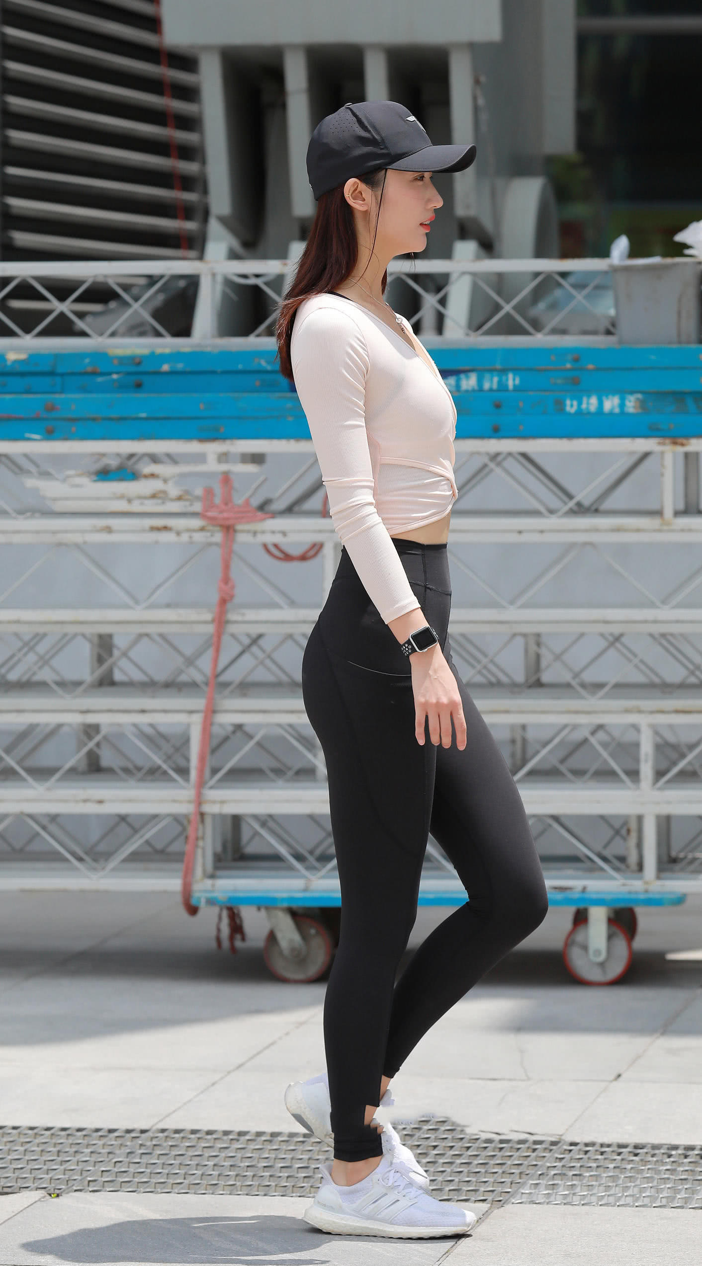 知性小姐姐紧身裤裹出丰腴的线条，这身材一看就是练过的