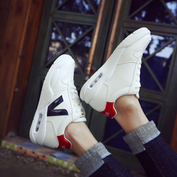 别再穿拖鞋出门了，今年特别流行这款运动小白鞋，任何场合都可穿