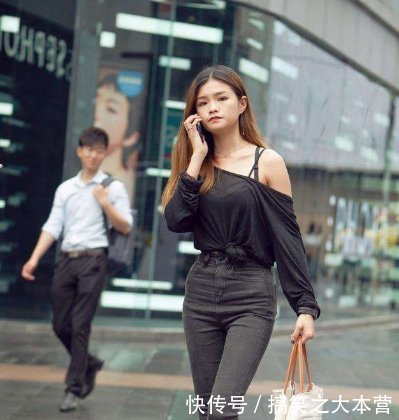 街拍一字肩超短裤的漂亮小姐姐，清纯性感，靓丽可爱