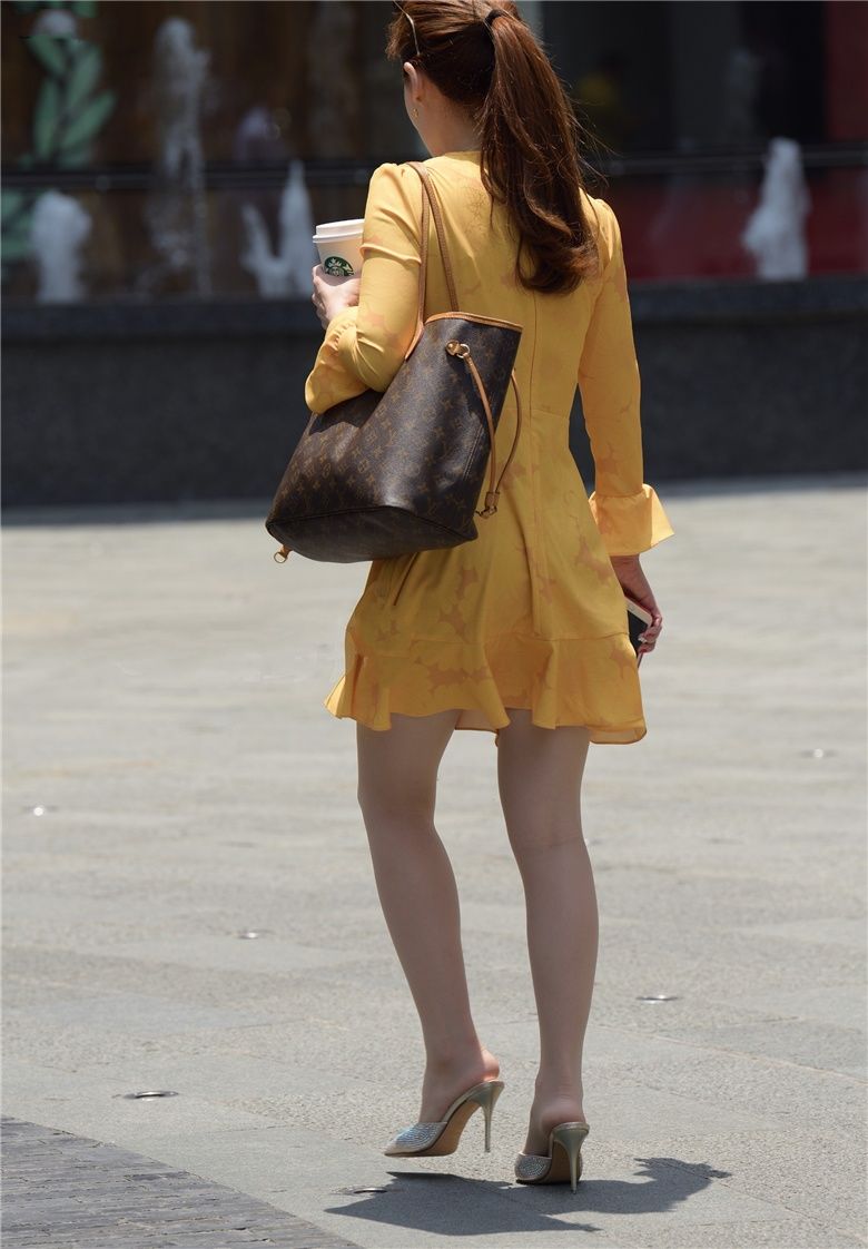 街拍联盟：阳光下的肉丝美妇，黄色套裙显得那么风韵