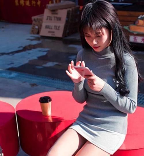  气质■街拍：眉清目秀的小姐姐，一件黑色背心配牛仔短裤，时尚魅力气质