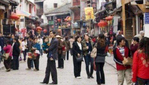 此国游客涌入中国各大景点，为何刚到门口转头就走？原因很现实