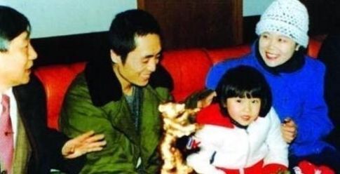 巩俐:为了巩俐,张艺谋抛弃原配肖华,肖华现在过得怎么样了?