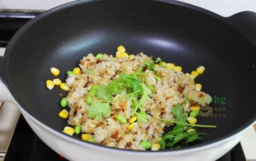  【炒饭的时】炒饭时加点它，比蛋炒饭还香，粒粒分明，润而不腻，端上桌就抢光