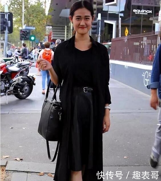时刻:街拍美女,大长腿配高跟鞋很适合,从高跟时刻开始!