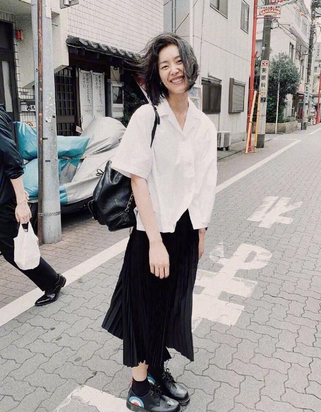  『女人』真正会穿的女人，穿裙子很少配高跟鞋，看刘雯的穿搭就知道了！