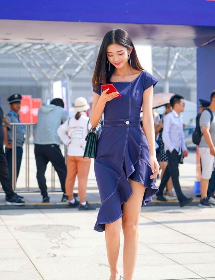 街拍：曼妙身姿的小姐姐身穿紧身裤大秀好身段，显出迷人小蛮腰！