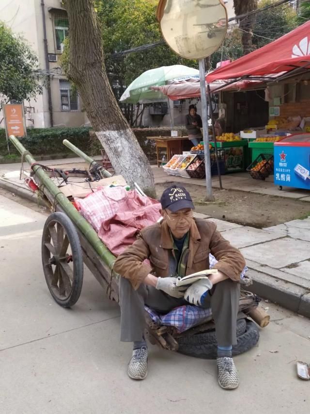  赵彬：看完这个外卖小哥的朋友圈，我惊了