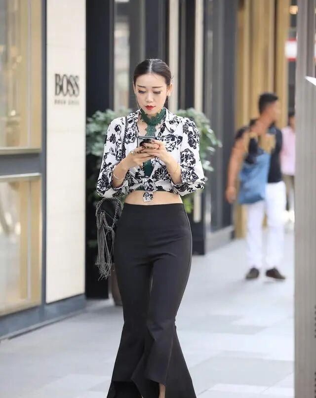 『宽松』高腰宽松的阔腿裤,修饰“大象腿”,却难掩岁月的痕迹!