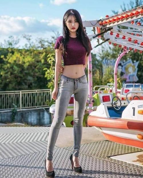 长得好看，身材紧致的牛仔裤小姐姐，散发出成熟的韵味！