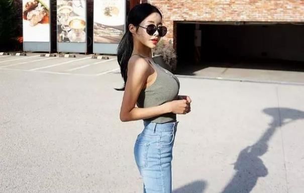 简约时尚的牛仔裤美女，充满妩媚范儿，真漂亮