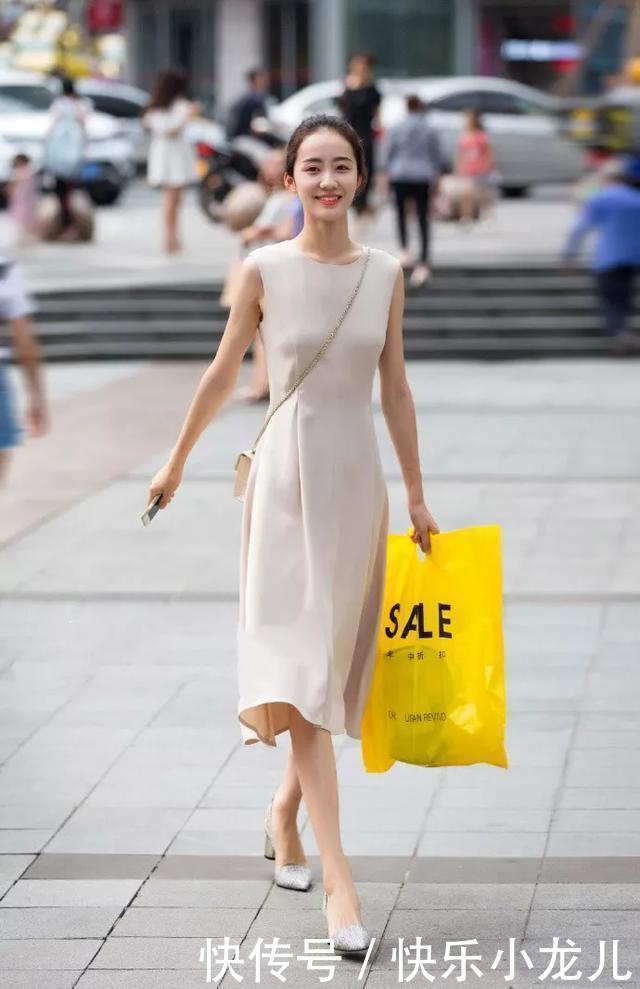 风景■街拍：小姐姐搭配一双气质的尖头高跟鞋，走在路上也是一道美丽的风景