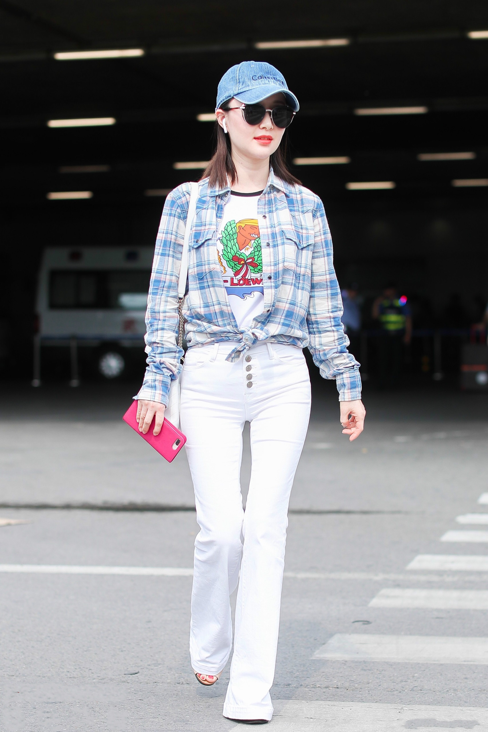 这么紧的裤子舒畅也硬穿，还能5颗扣子全系上，网友：逼死普通人