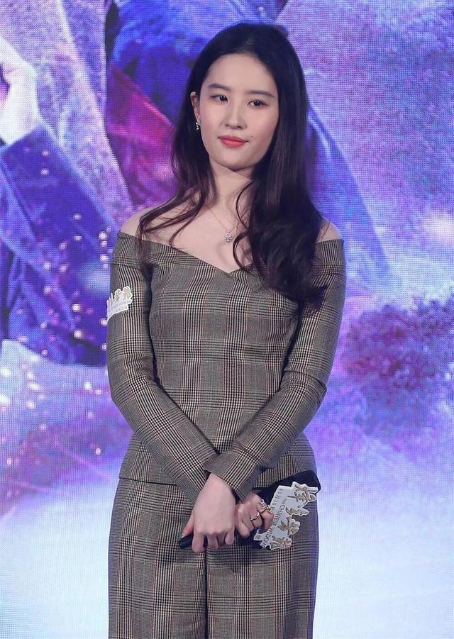30岁刘亦菲撞上25岁古力娜扎，只差5岁竟一个仙女一个似大妈