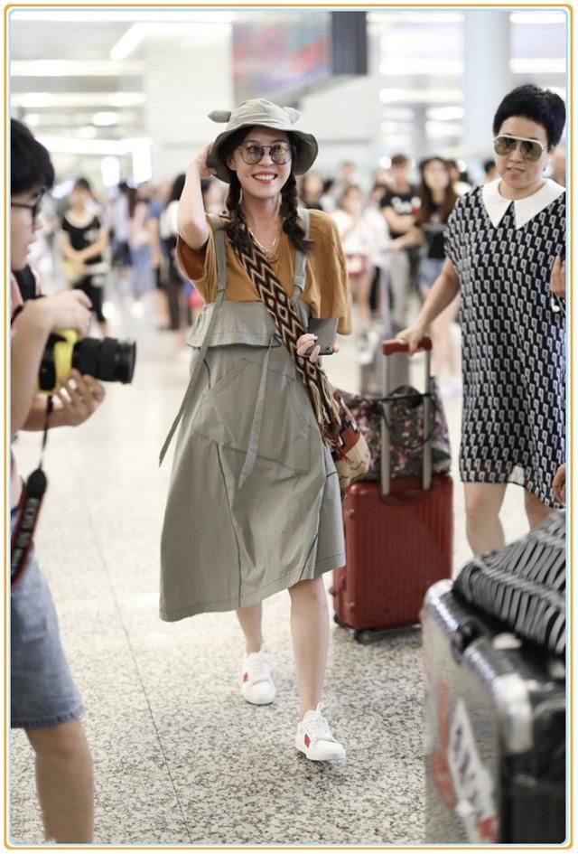 李金铭一旦扮起嫩来简直无人能敌！穿背带裙撞上20岁宋祖儿都没输