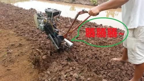 农村小哥自制“摩托车”松土机，300元造一台，一天松土6亩地