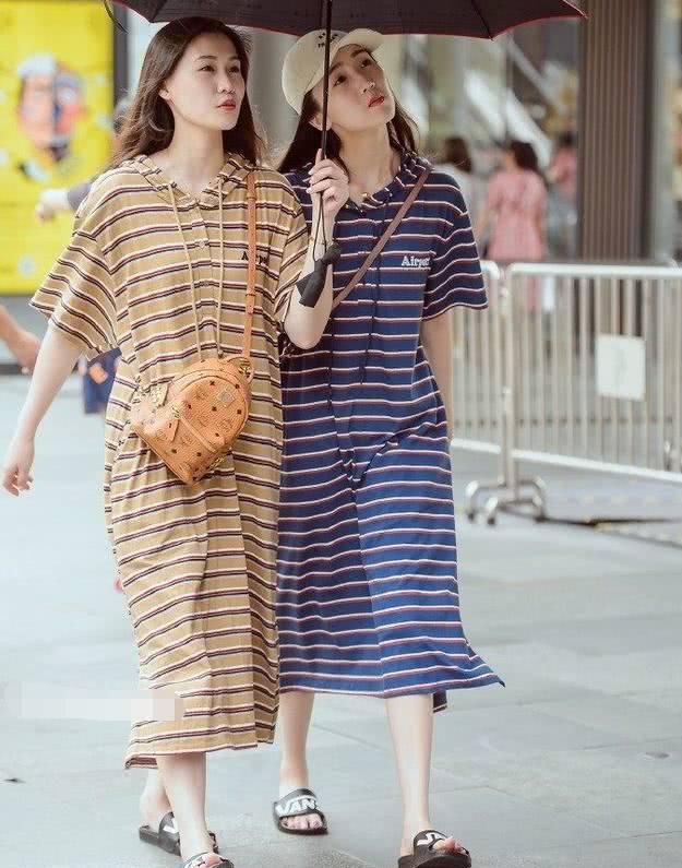 路人街拍,小姐姐时尚的穿搭带有几分妩媚和性感,十分的抢眼