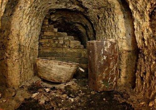 停车场下陷惊现百年地下洞穴 或为一战时期军事训练场