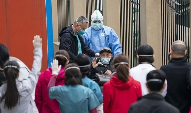  [医护人员]武汉91岁老兵出院 含泪向北京医疗队队员致军礼