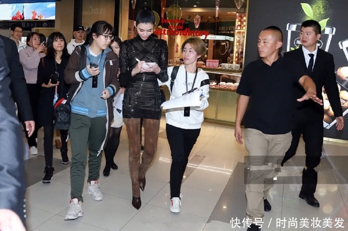 奚梦瑶穿紧身裙现身，却搭了条驼色打底裤，网友：辣眼睛啊！