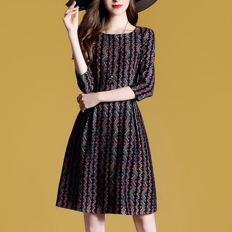 女人过了35，尽量少穿小脚裤出门，试试时髦的秋裙，洋气嫩美爆