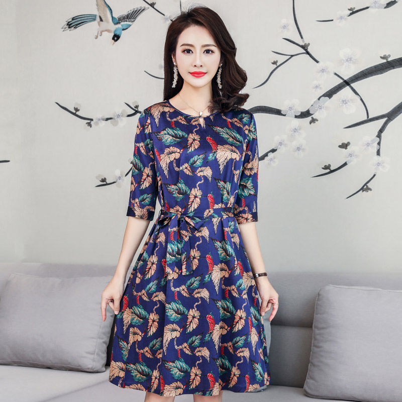 老妈真大胆，我结婚，她穿这么好看的真丝裙，把我的风头都盖过