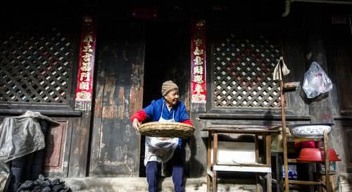 礼尚往来■农村俗语“路有三不走，礼有三不随，钱有三不借”，