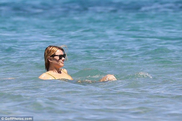 90后维密宠儿小岛度假 完美身材玩转时尚圈