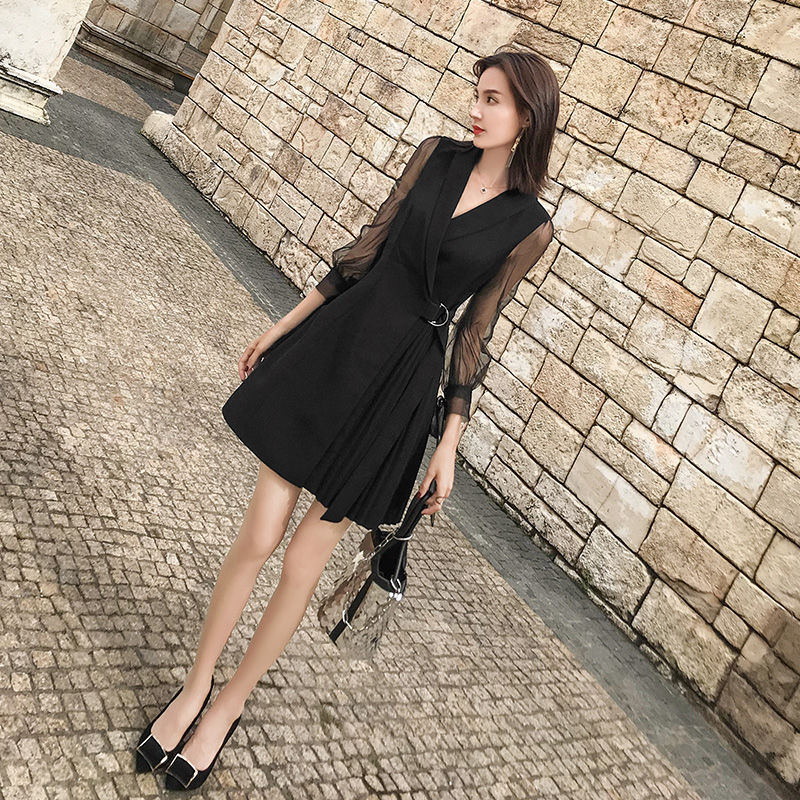 女人过了35，尽量少穿小脚裤出门，试试时髦的秋裙，洋气嫩美爆