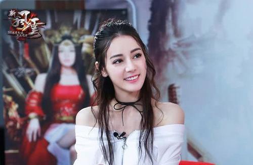 21岁关晓彤和26岁热巴同穿露肩装，一个美如女神，一个却像路人！