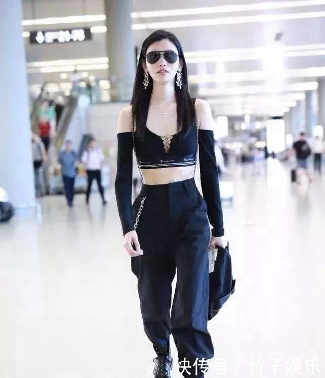 奚梦瑶机场三套服装秀出超模身材，而这双三次都穿的马丁靴要火？