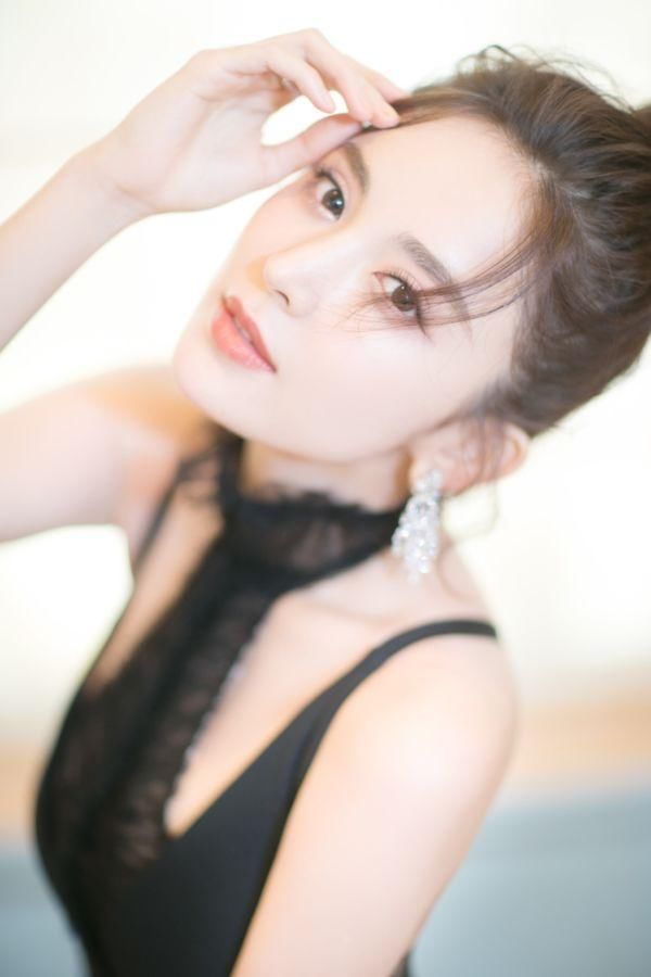 心痛| 娜扎这本发型教科书也踩雷了?这样扎丸子头简直自寻死路...