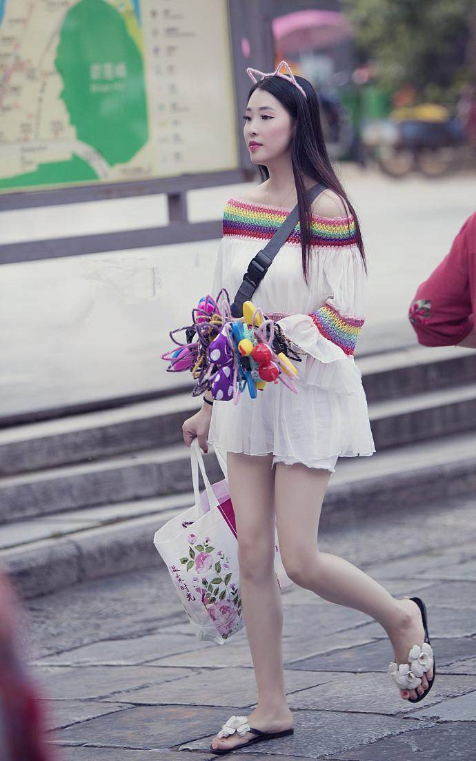 街拍：满街的连衣裙，小姐姐亮眼才能吸引眼球，图二充满异域风情