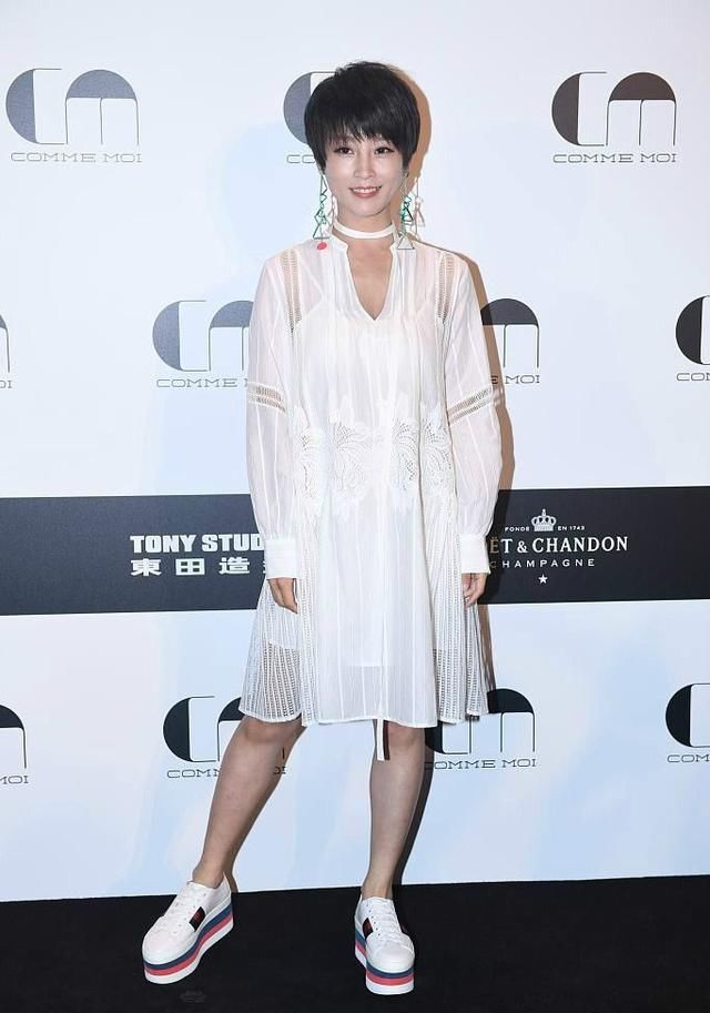 谢楠真没有个孕妇样，身穿白色薄纱裙，网友：肚子哪去了？