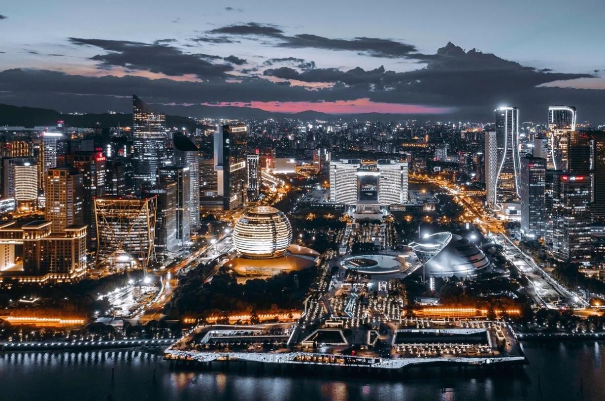  「gdp」成都、杭州和重庆三座城市，谁最有可能成为我国第五座一