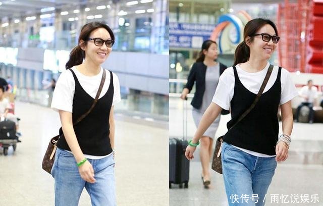 47岁闫妮现机场，牛仔配纱裙真减龄，可依旧没能扛住岁月啊！