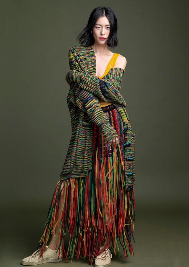 章子怡登十月刊封面被吐槽风格土气，同期刘雯上杂志却好评如潮