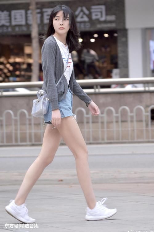 街拍美女：蓝色牛仔热裤搭配灰色休闲外套，小姐姐很美，清新自然