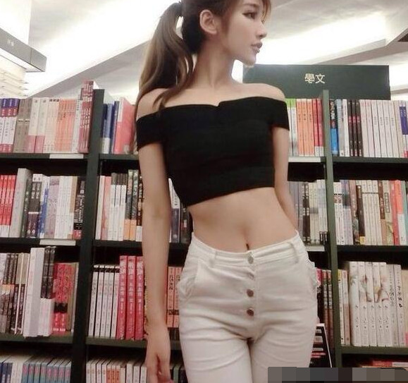 气质女神搭配紧身牛仔裤,是那么的引人注目!