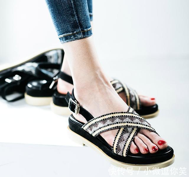 脚踩罗马风凉鞋,时髦又清爽,上脚给你跑鞋的舒服感