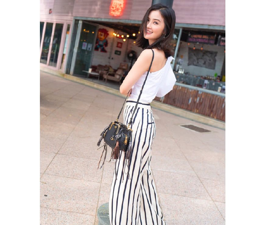 蔡卓妍真敢穿！这么宽松的裤子都能撑起来，网友：勒的不难受吗？