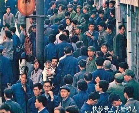 七十年代老照片：大城市里也有些人开始像西方一样，穿着比较开放